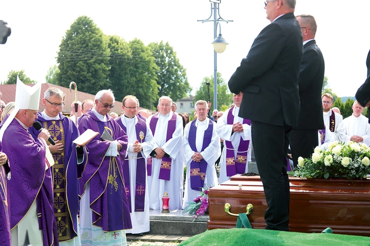 Złożenie trumny na cmentarzu przy kościele w Zebrzydowicach.