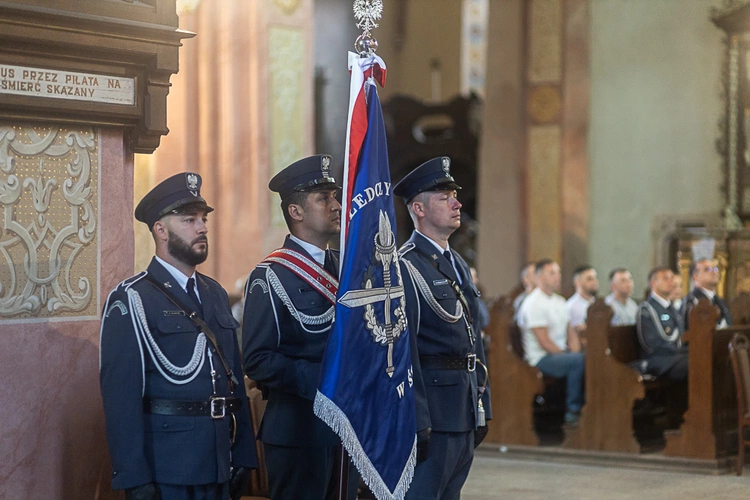 Prace więźniów w świdnickiej katedrze