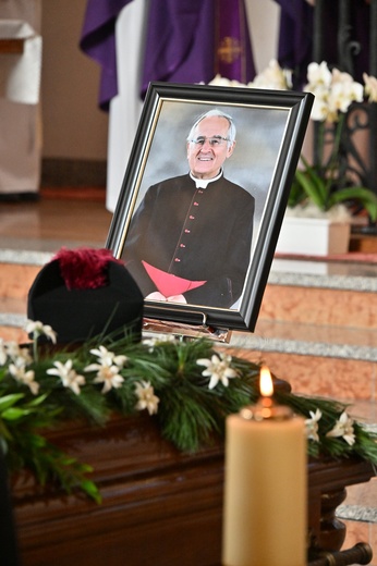 Pierwszy dzień uroczystości pogrzebowych ks. prał. Stanisława Szyszki
