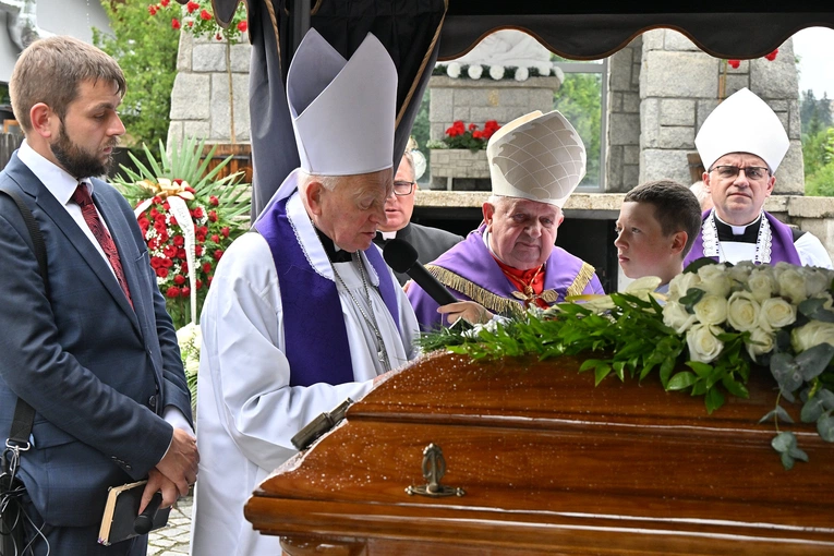 Drugi dzień uroczystości pogrzebowych ks. prał. Stanisława Szyszki 