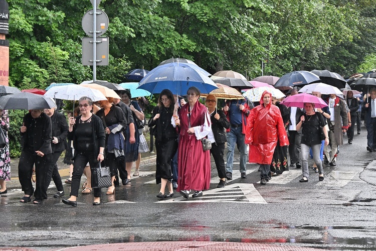 Drugi dzień uroczystości pogrzebowych ks. prał. Stanisława Szyszki 