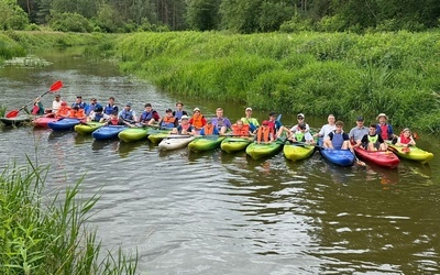 Wrocław-Zakrzów. Członkowie LSO i ich ojcowie razem na spływie kajakowym w Dolinie Baryczy
