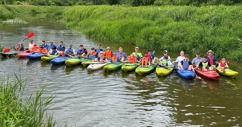 Wrocław-Zakrzów. Członkowie LSO i ich ojcowie razem na spływie kajakowym w Dolinie Baryczy