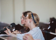 Klaryski uczą haftu