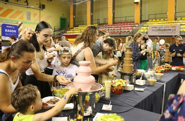 Można było skosztować owoców, pianek oblanych ciepłą gorzką, mleczną i truskawkową czekoladą.