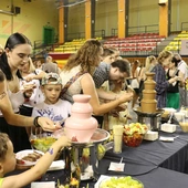 Można było skosztować owoców, pianek oblanych ciepłą gorzką, mleczną i truskawkową czekoladą.