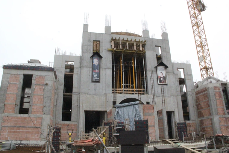 Ochotnica Dolna. Budujący się kościół