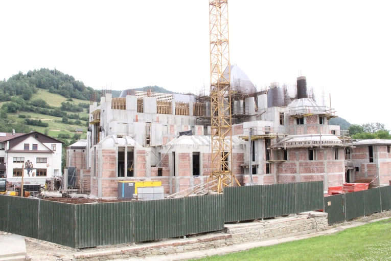 Ochotnica Dolna. Budujący się kościół