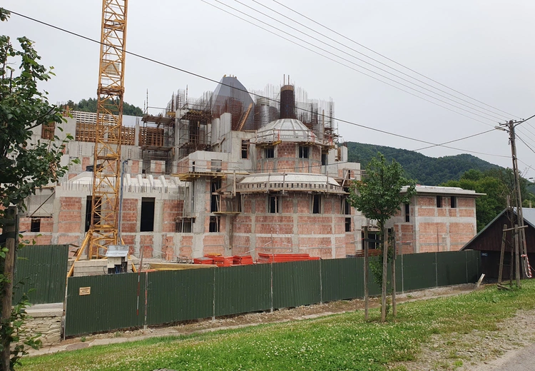 Ochotnica Dolna. Budujący się kościół