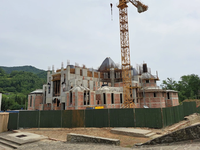 Ochotnica Dolna. Budujący się kościół