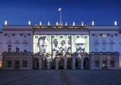 	Po usunięciu z wystawy wizerunki rtm. Witolda Pileckiego, św. Maksymiliana Kolbego i bł. rodziny Ulmów zostały wyświetlone na fasadzie Belwederu.