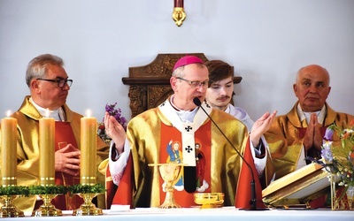 Na modlitwie zgromadzili się przedstawiciele wspólnot działających przy parafii, reprezentanci władz samorządowych, poczty sztandarowe oraz parafianie.