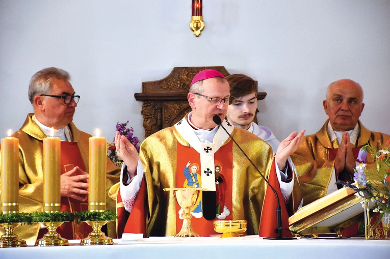 Na modlitwie zgromadzili się przedstawiciele wspólnot działających przy parafii, reprezentanci władz samorządowych, poczty sztandarowe oraz parafianie.