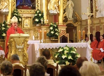W bazylice wierni modlili się z biskupem i nowymi kapłanami. 