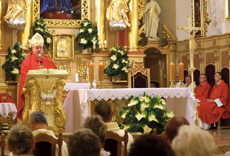 W bazylice wierni modlili się z biskupem i nowymi kapłanami. 