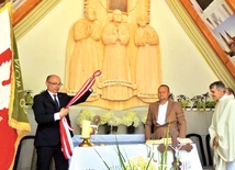 Uroczysta chwila. Z prawej – ks. Jan Nowak. 