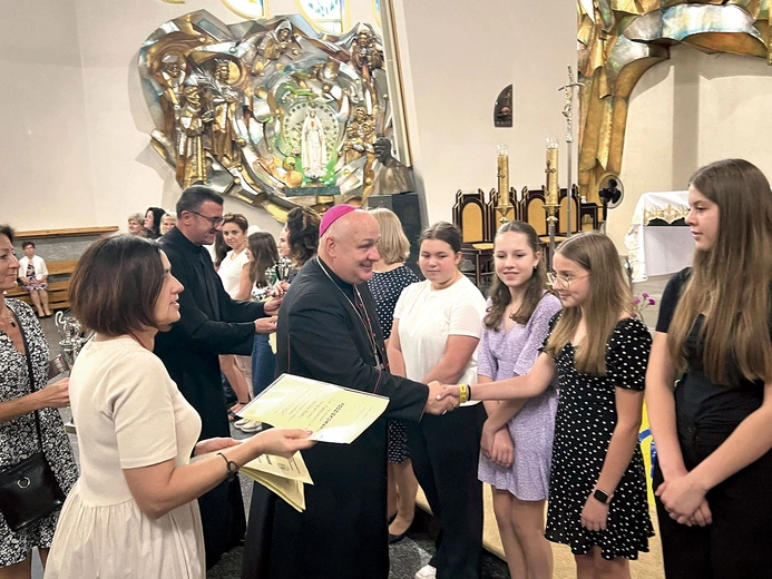 Delegacje odebrały dyplomy.