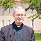 Kapłan przez ponad 45 lat związany był z parafią Podwyższenia Krzyża Świętego w Pruszczu Gdańskim.
