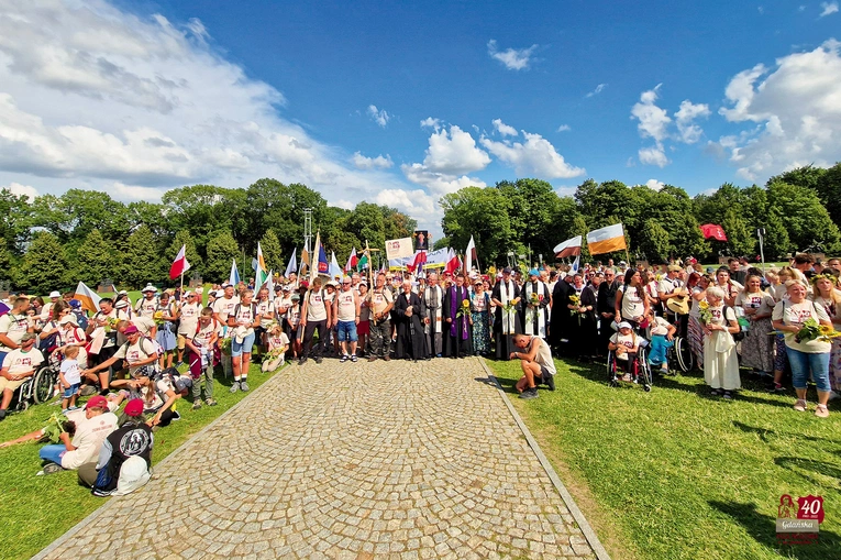 Do pątników dołączyć można poprzez wypełnienie formularza zgłoszeniowego na: www.kaszubskapielgrzymka.pl, www.gdynskapielgrzymka.pl i www.pielgrzymka.gda.pl. Chętni mogą również rozpocząć drogę na dowolnym etapie poprzez wypełnienie papierowej karty zgłoszenia.