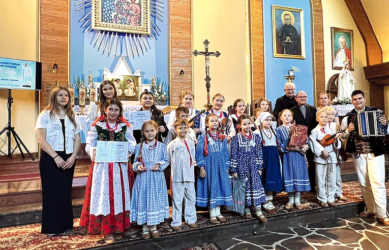 Laureaci pewelskiego przeglądu przed ołtarzem zaśpiewali wspólnie „Barkę”.