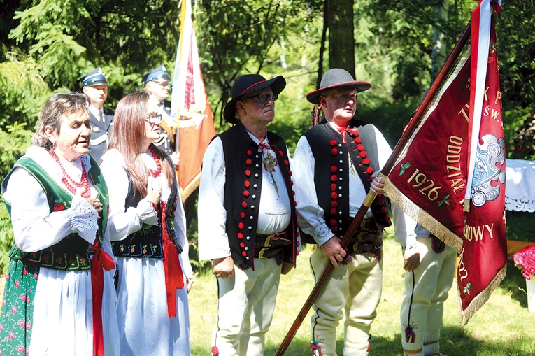 Nowe członkinie złożyły ślubowanie i ucałowały sztandar.