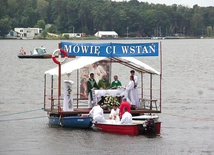 Szafarze, którzy udzielali wiernym Komunii, podpłynęli  do ołtarza na łodziach.
