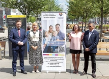 Promocja inicjatywy została zapowiedziana przez wiceprezydenta miasta Macieja Biskupskiego, naczelnik Wydziału Polityki Społecznej Małgorzatę Moryń-Trzęsimiech i małżeństwo państwa Imiołczyków – rodziców świadczących opiekę.