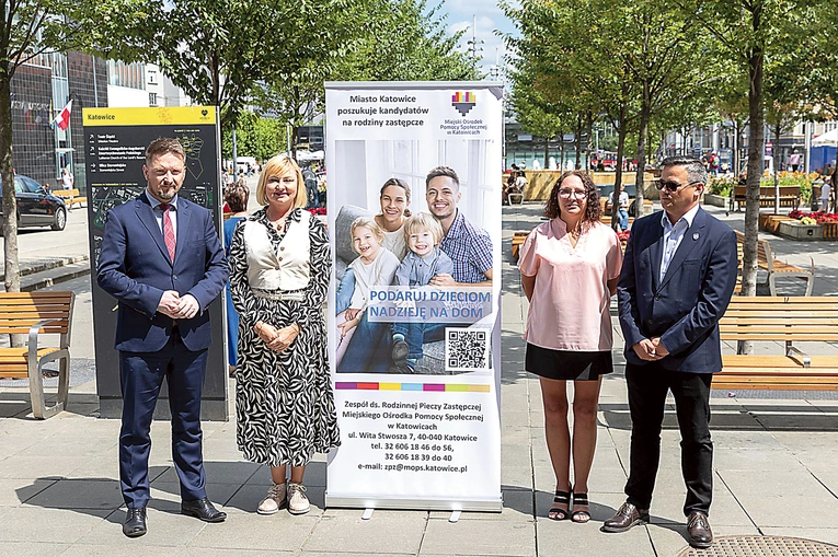 Promocja inicjatywy została zapowiedziana przez wiceprezydenta miasta Macieja Biskupskiego, naczelnik Wydziału Polityki Społecznej Małgorzatę Moryń-Trzęsimiech i małżeństwo państwa Imiołczyków – rodziców świadczących opiekę.