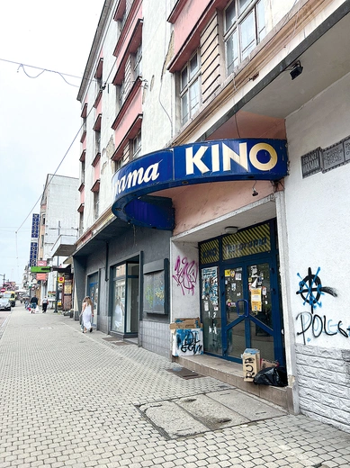Przy ul. Wolności 19/21 nadal można znaleźć ślady dawnego obiektu. Nad wejściem znajduje się płaskorzeźba odsłonięta z okazji 100. rocznicy urodzin Franza Waxmana.