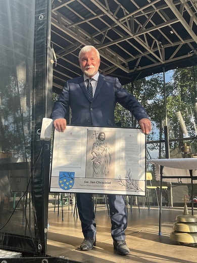 30 lat temu powrócili do przyrzeczonego nabożeństwa na Wierzysku. Inicjatorem odnowienia tradycji był ks. Gerard Kapica. Na zdjęciu Aleksander Wyra, burmistrz miasta.