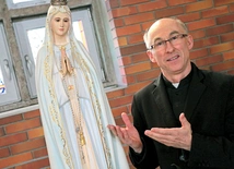 – Podejmiemy temat: „Matka nowego życia”, bo wierzę, że szczególnie w tym czasie Maryja chce odbudować i uratować w nas to, co nam się nie udało, co nam w życiu nie wyszło, albo co duchowo zaniedbaliśmy – mówi duchowny.