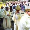 Biskup opolski błogosławi podczas procesji wejścia.