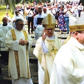 Biskup opolski błogosławi podczas procesji wejścia.