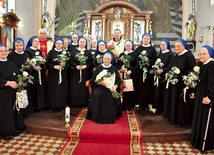 Wspólne zdjęcie podczas uroczystości.