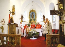 Przy ołtarzu stanęli wraz z bp. Adamem Bałabuchem (od lewej) ks. Maciej Martynek, proboszcz par. Bożego Ciała w Międzylesiu, ks. Krzysztof Ora, dyrektor Wydziału Duszpasterskiego, i miejscowy proboszcz.