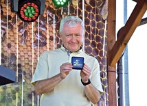 Ks. Smerda odbiera Medal 25 lat Powiatu Radomskiego.