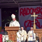 Bp Solarczyk modlił się za uczestników i ofiary represji. 