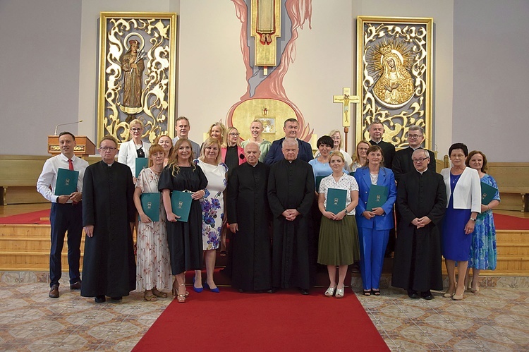 Studenci z wykładowcami w kaplicy WSD.