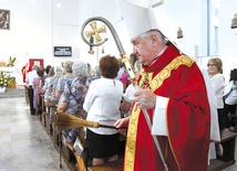 Obraz Maryi wisi wysoko nad tabernakulum. Świątynia jest bardzo jasna w środku.
