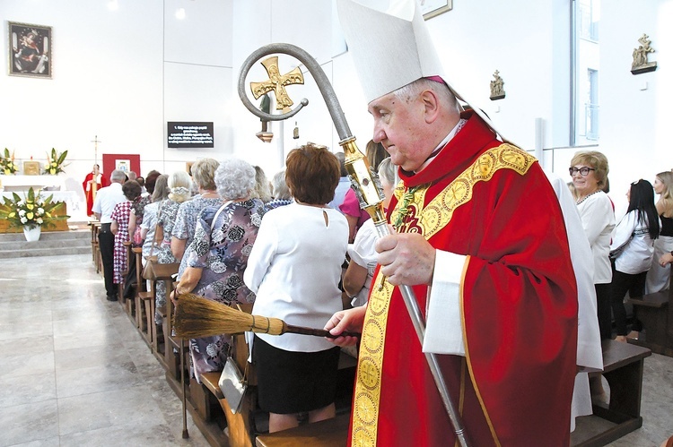 Obraz Maryi wisi wysoko nad tabernakulum. Świątynia jest bardzo jasna w środku.