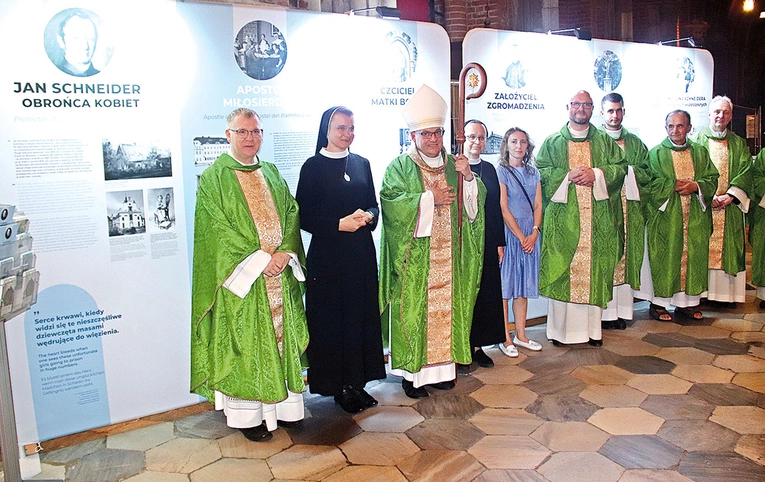 	Po Mszy św. została oficjalnie otwarta wystawa o ks. Janie Schneiderze, która stanęła w nawie bocznej archikatedry.