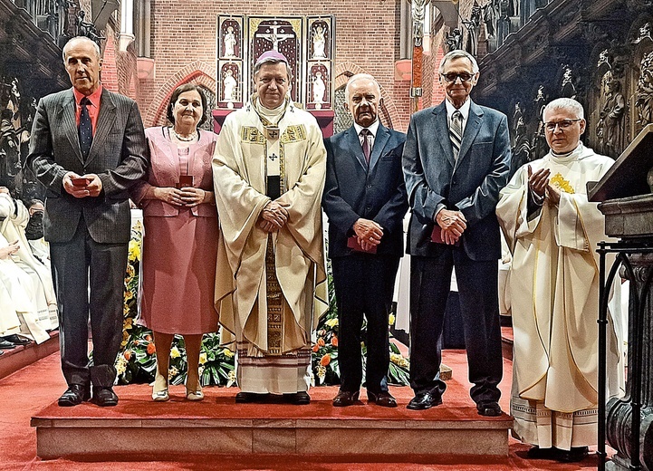 	Podczas uroczystości metropolita wręczył Medale św. Jadwigi zasłużonym świeckim diecezjanom.