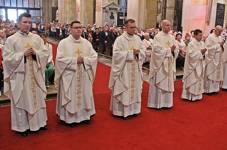 	Sześciu młodych kapłanów trafi do pięciu miast diecezji.
