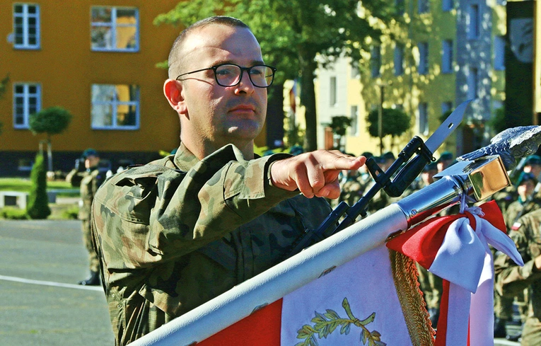 	Święcenia kapłańskie przyjął w 2022 r., przysięgę wojskową złożył rok później.