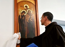 	Syn Boży trzymany za nogi przez opiekuna i obejmujący Matkę dłonią sprawia, że wszyscy są bardzo blisko siebie. To On ich łączy i  jednoczy.