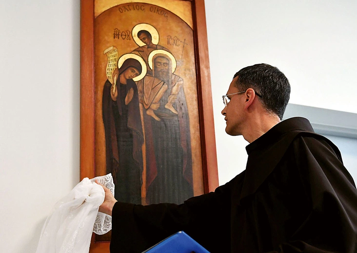 	Syn Boży trzymany za nogi przez opiekuna i obejmujący Matkę dłonią sprawia, że wszyscy są bardzo blisko siebie. To On ich łączy i  jednoczy.