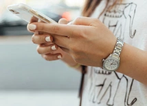Według statystyk dotykamy telefonu 2600 razy w ciągu dnia. Rozmowa z ekspertem