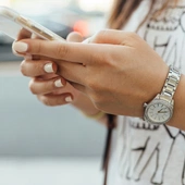 Według statystyk dotykamy telefonu 2600 razy w ciągu dnia. Rozmowa z ekspertem