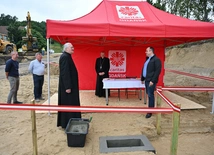 Akt erekcyjny na budowie magazyny Caritas AG