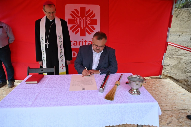 Akt erekcyjny na budowie magazyny Caritas AG